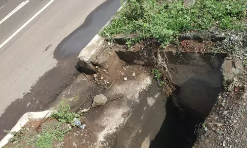 சாலையில் பள்ளம் சாலையில் பள்ளம்