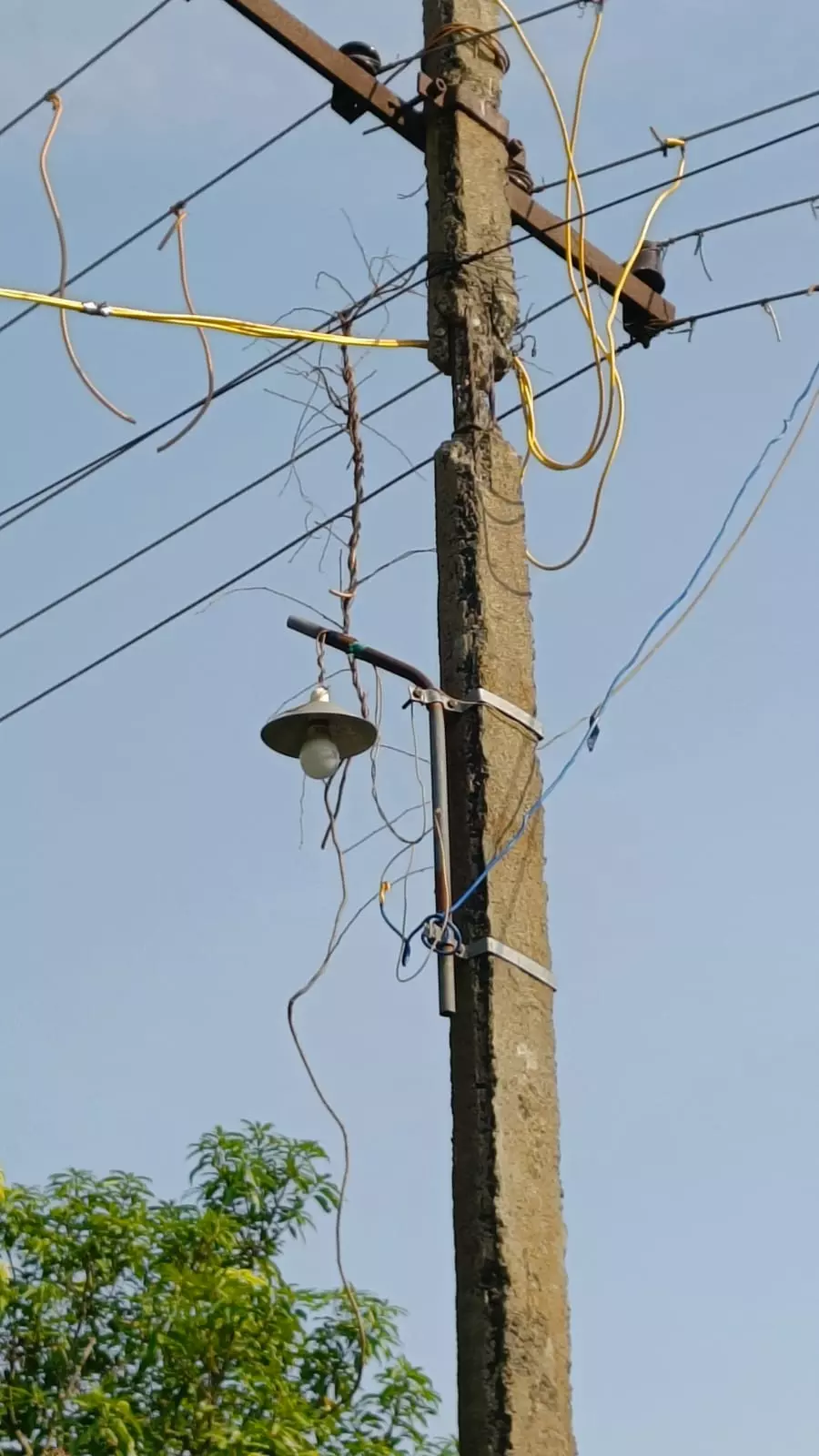 பழுதடைந்த மின்கம்பம் பழுதடைந்த மின்கம்பம்