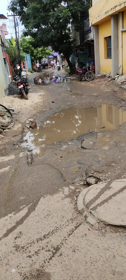 குண்டும் குழியுமான சாலை