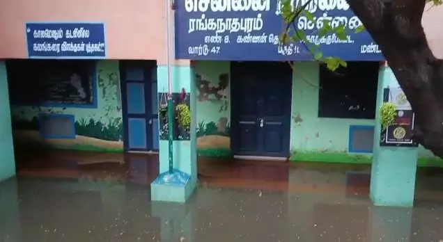 பள்ளியில் மழைநீர்; படிப்பது எவ்வாறு?