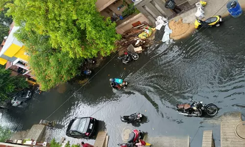 மழைநீரில் மூழ்கிய சாலை