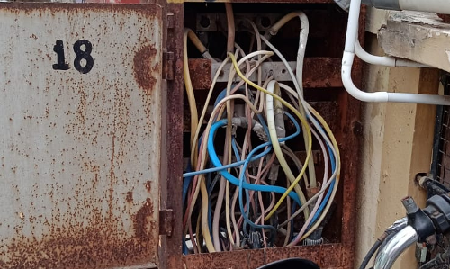 ஆபத்தான மின் இணைப்பு பெட்டி