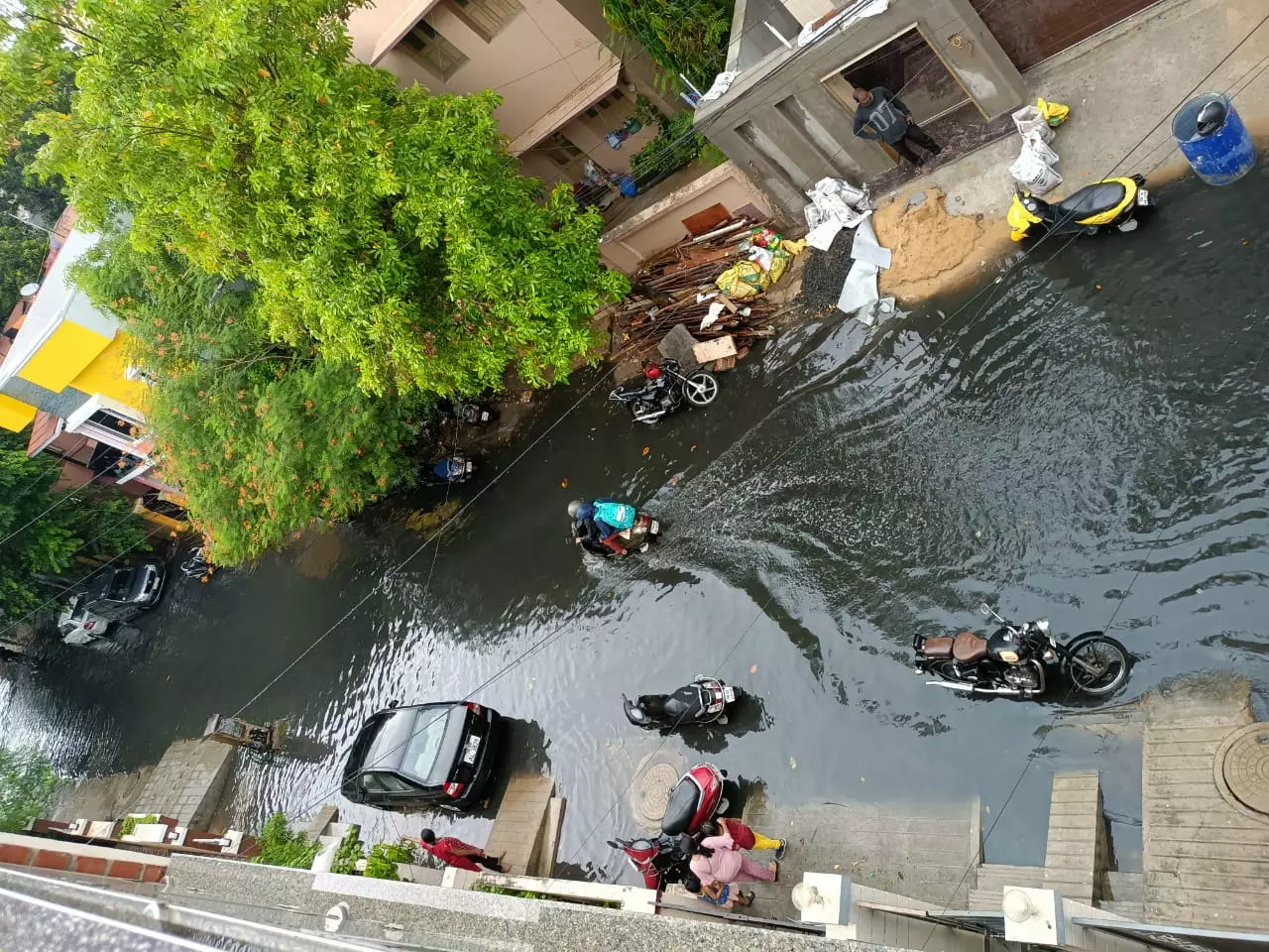 மழைநீரில் மூழ்கிய சாலை