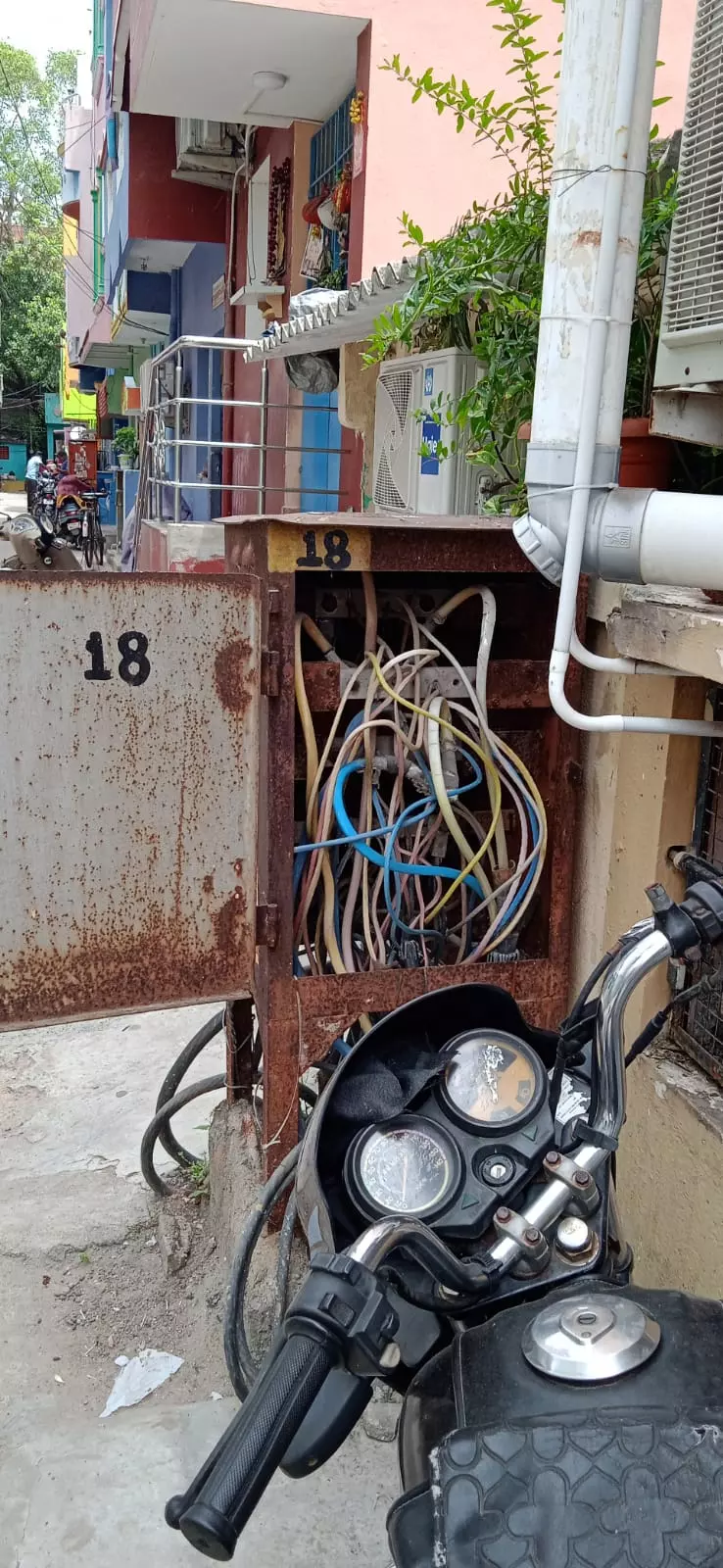 ஆபத்தான மின் இணைப்பு பெட்டி