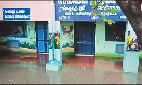 பள்ளியை சூழும் கழிவுநீர்; மாணவர்கள் அவதி