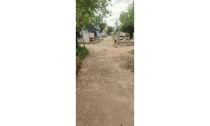 குண்டும், குழியுமான சாலை குண்டும், குழியுமான சாலை