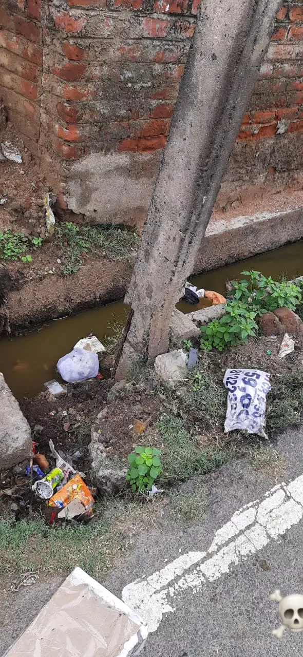 சேதமடைந்த மின்கபம் சேதமடைந்த மின்கபம்