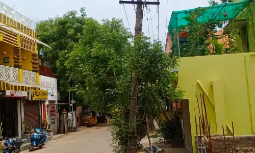 சாய்ந்த மின்கம்பம் தலைநிமிருமா?