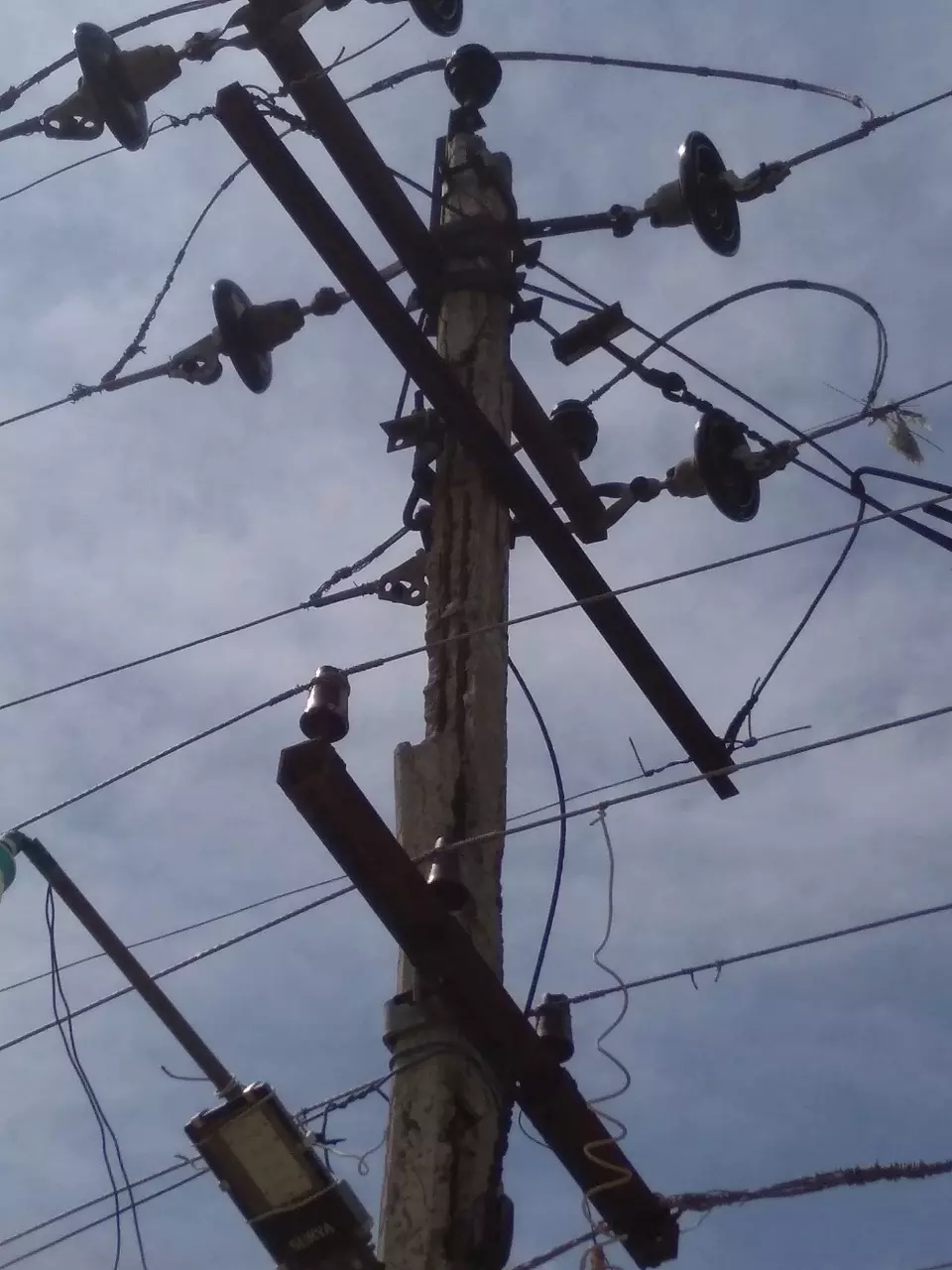 ஆபத்தான மின்கம்பம்