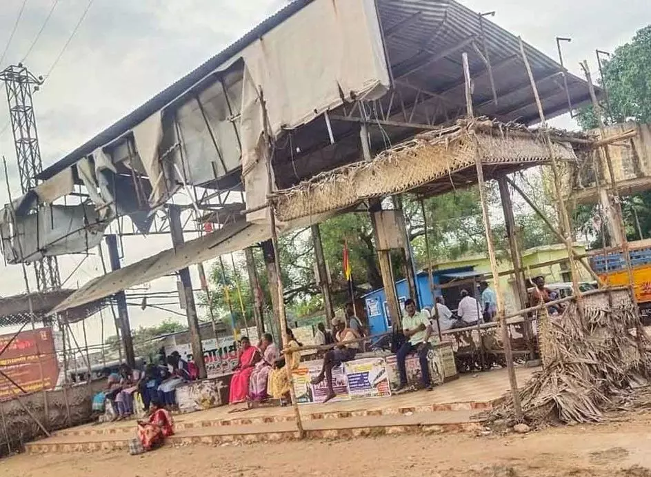 சேதமடைந்த பயணிகள் நிழற்குடை சேதமடைந்த பயணிகள் நிழற்குடை