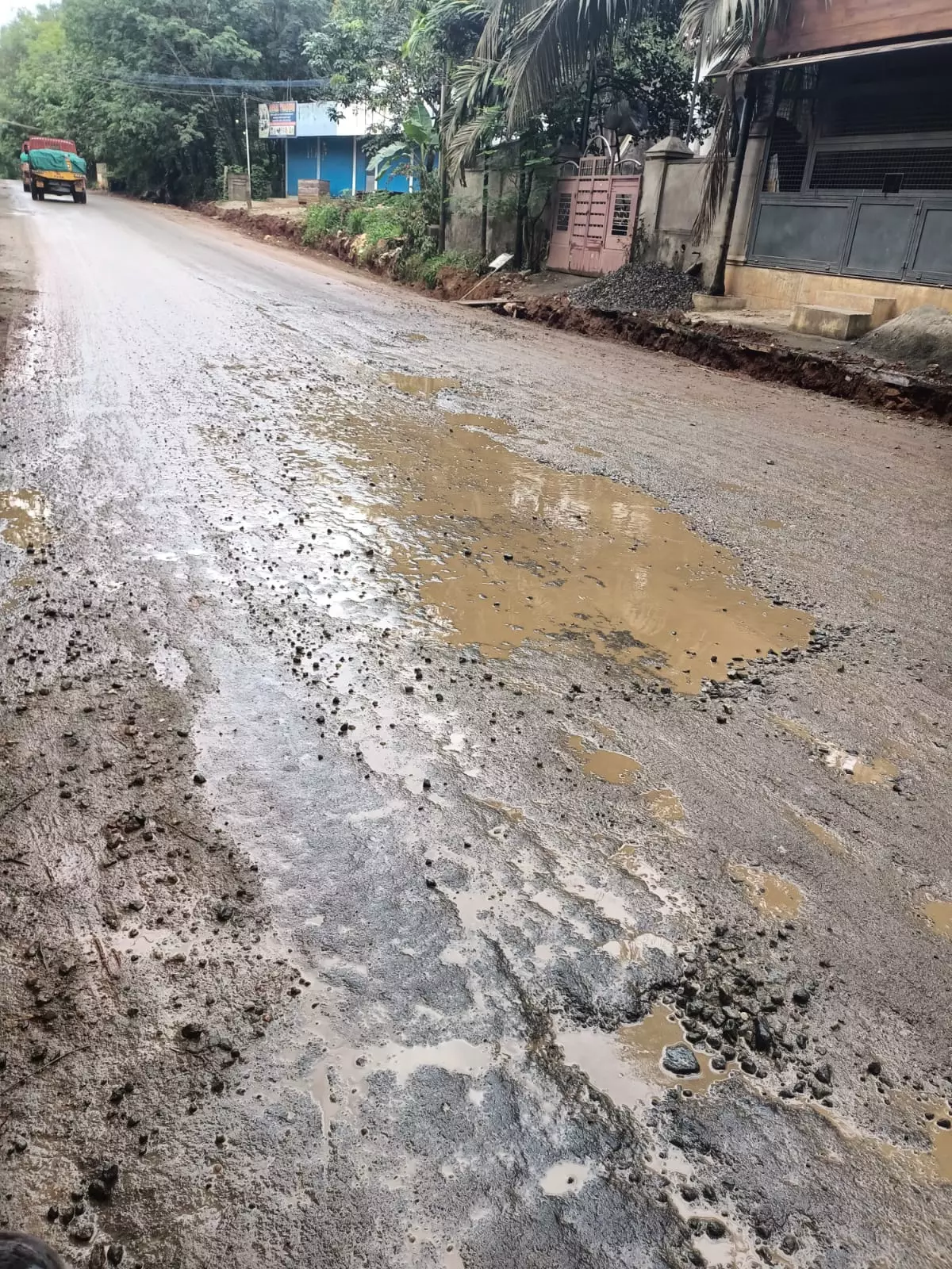 சாலையை சீரமைக்க வேண்டும் சாலையை சீரமைக்க வேண்டும்