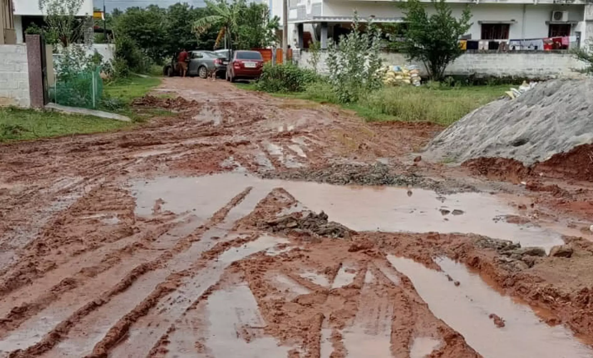 சேறும், சகதியுமான சாலை சேறும், சகதியுமான சாலை