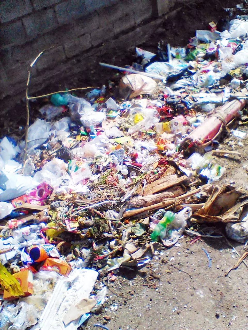 குவிந்து கிடக்கும் குப்பைகள்