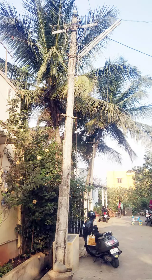 ஆபத்தான மின்கம்பம்