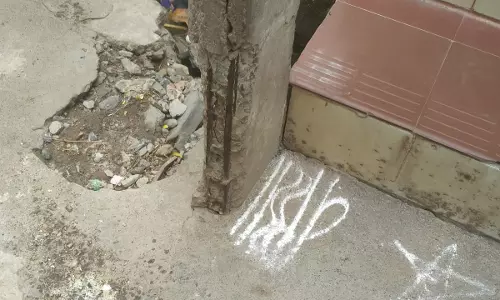 உயிர்பலி வாங்க காத்திருக்கும் மின்கம்பம்