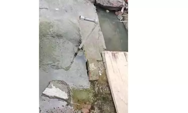 வீணாக வெளியேறும் குடிநீர்