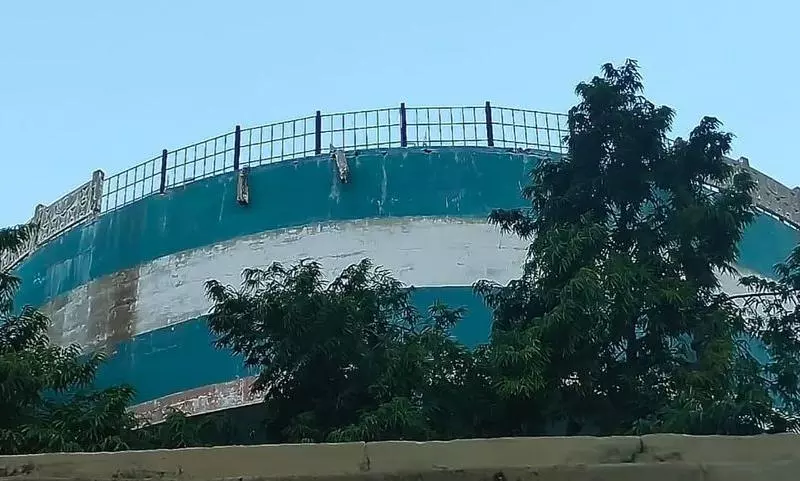 குடிநீர் தொட்டி சேதம் குடிநீர் தொட்டி சேதம்