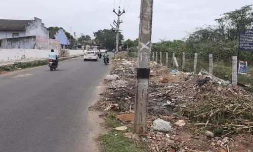 சாலை ஓரத்தில் கழிவுகள் சாலை ஓரத்தில் கழிவுகள்