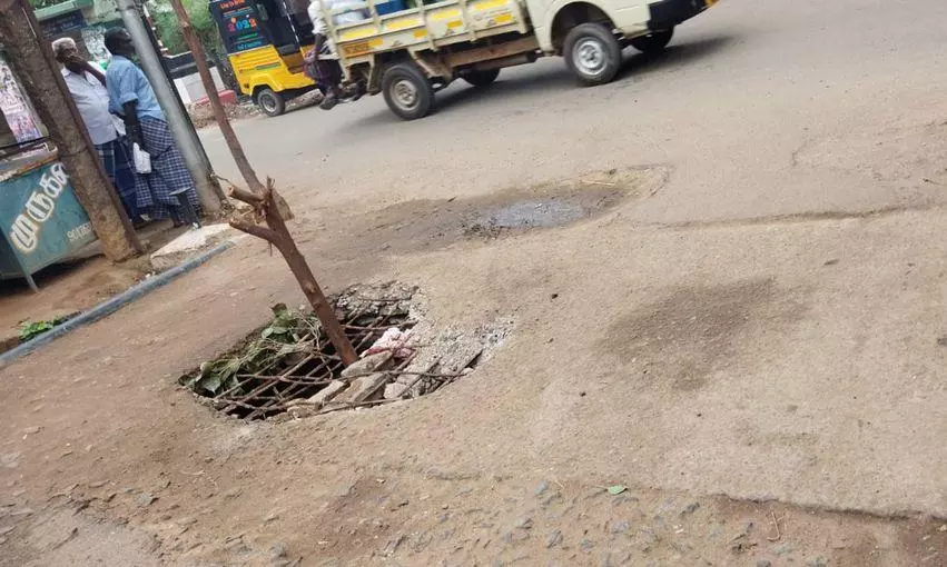 தரைப்பாலத்தில் பள்ளம் தரைப்பாலத்தில் பள்ளம்