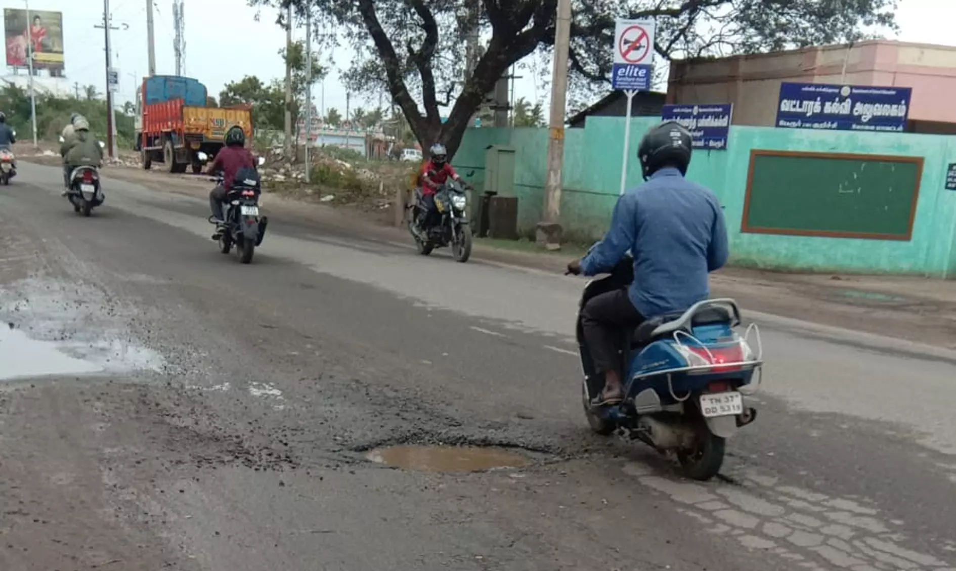 குண்டும், குழியுமான சாலை