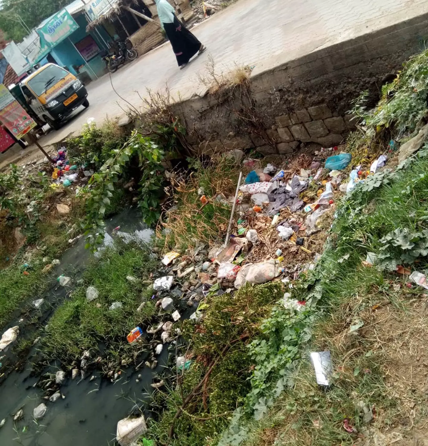 குப்பைக்கூளமாக மாறிய கால்வாய் குப்பைக்கூளமாக மாறிய கால்வாய்