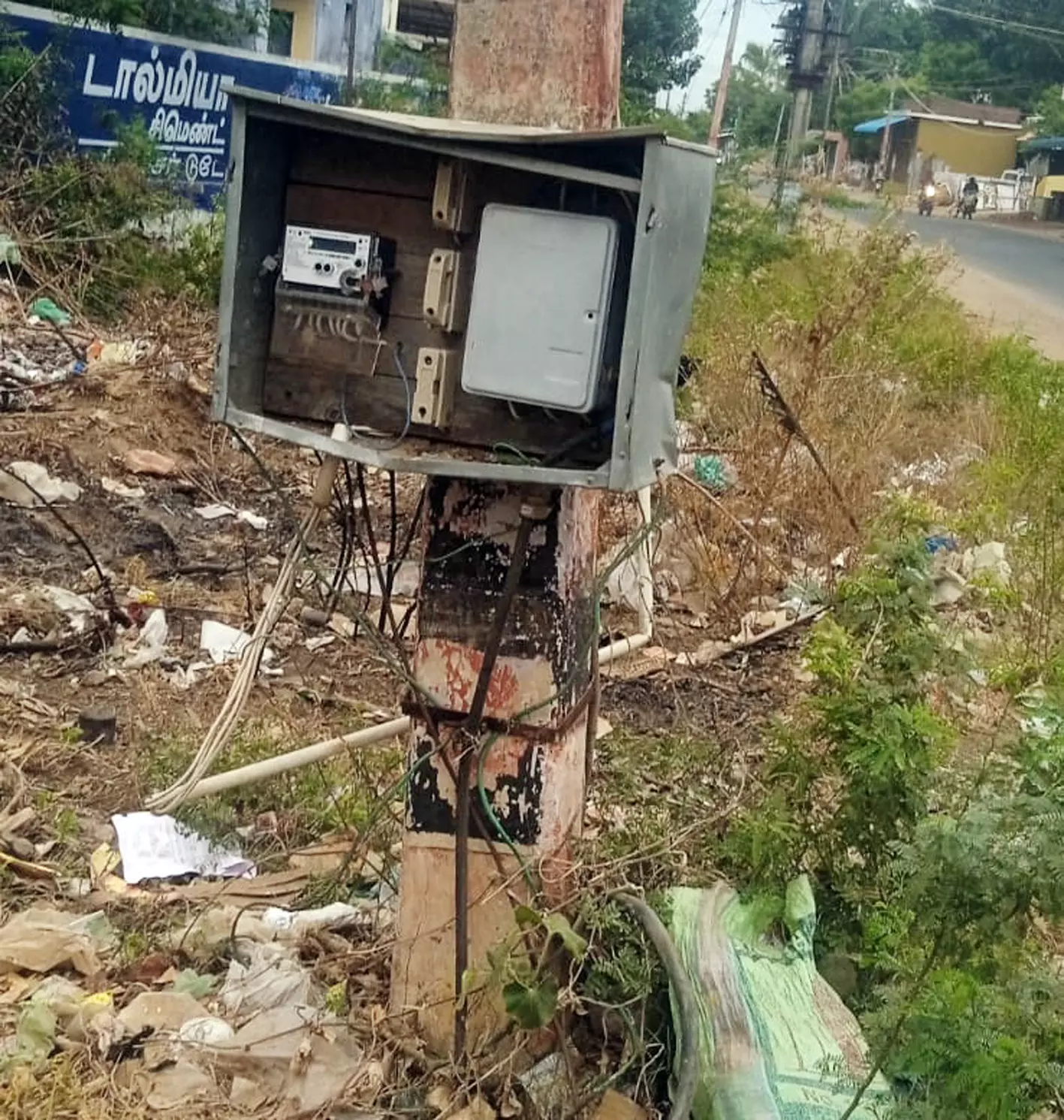 திறந்து கிடக்கும் மின் இணைப்பு பெட்டி