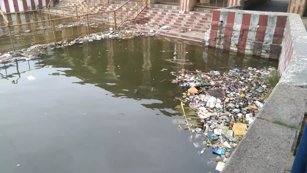 காவிரி துலாகட்டத்தில் குவிந்த குப்பைகள்