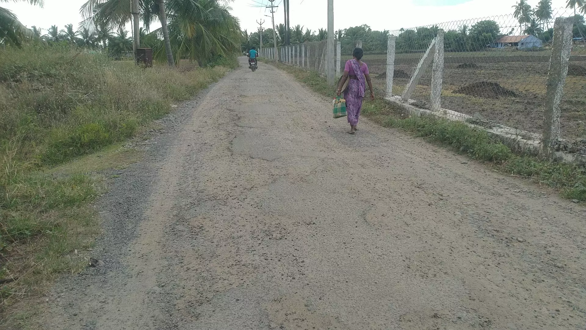 குண்டும், குழியுமான சாலை குண்டும், குழியுமான சாலை