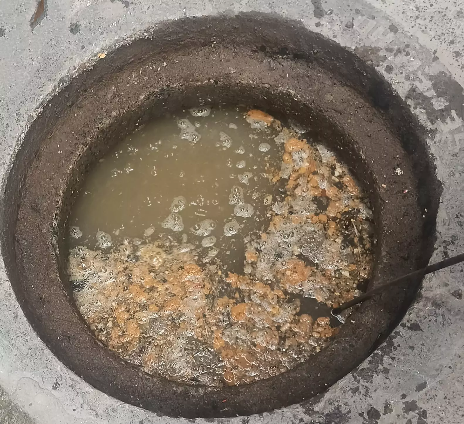 குடிநீருடன் கலக்கும் கழிவுநீர்