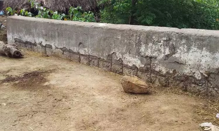 சேதமடைந்த பாலத்தின் தடுப்புச்சுவர்