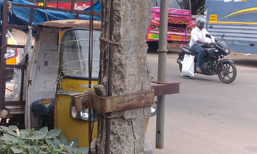 ஆபத்தான மின்கம்பம்