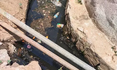 சாக்கடை கால்வாயில் அடைப்பு