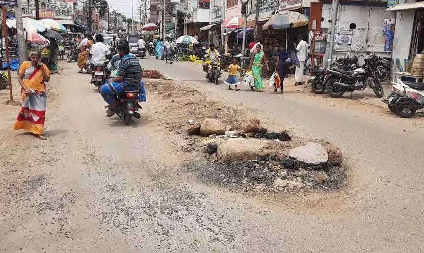 சாலையின் நடுவே கற்கள் சாலையின் நடுவே கற்கள்