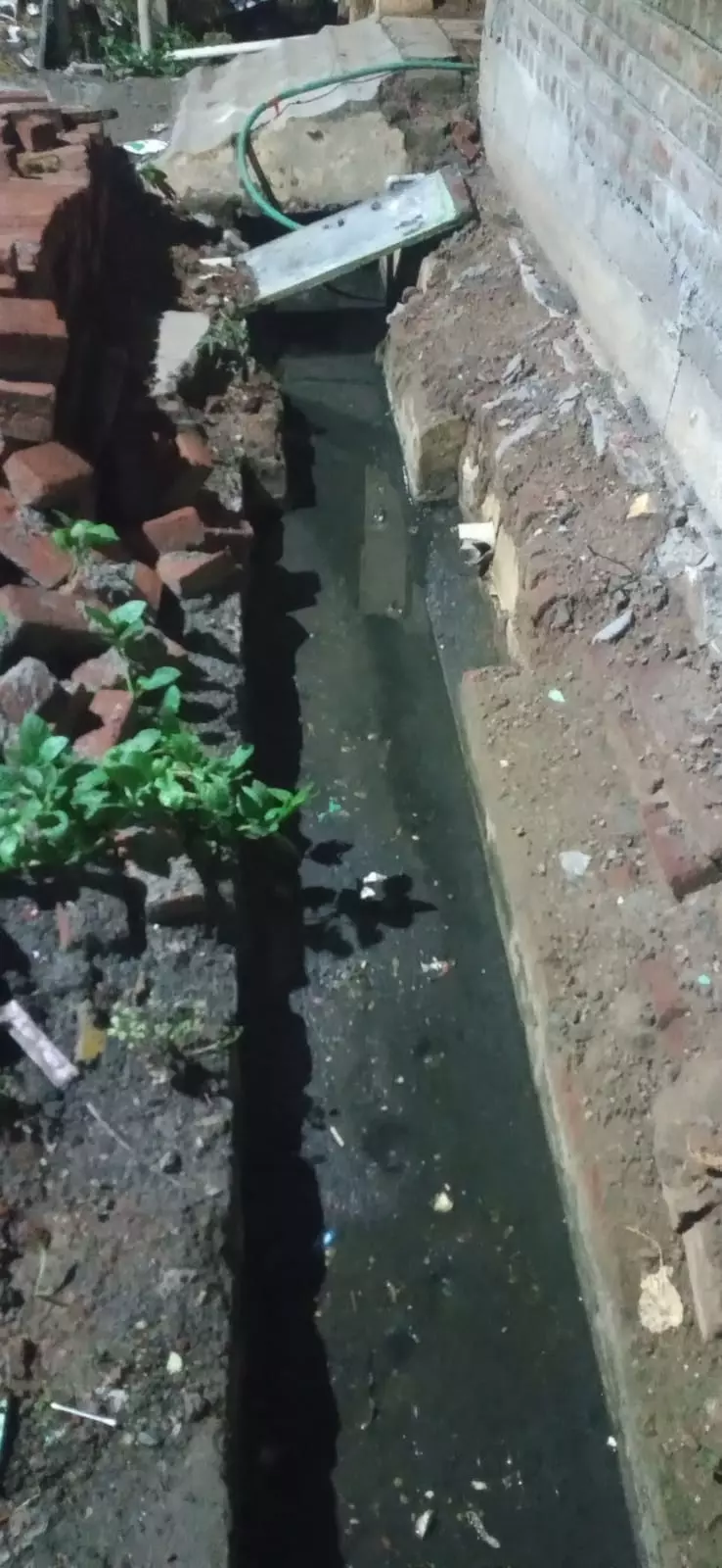 சாக்கடை கால்வாயில் அடைப்பு சாக்கடை கால்வாயில் அடைப்பு