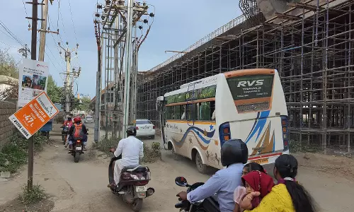 மின்கம்பங்களால் இடையூறு மின்கம்பங்களால் இடையூறு