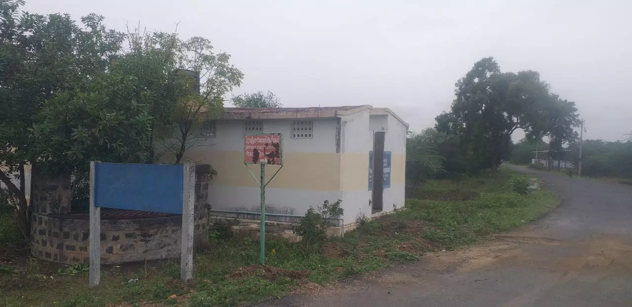 பூட்டிக்கிடக்கும் சுகாதார வாளகம்
