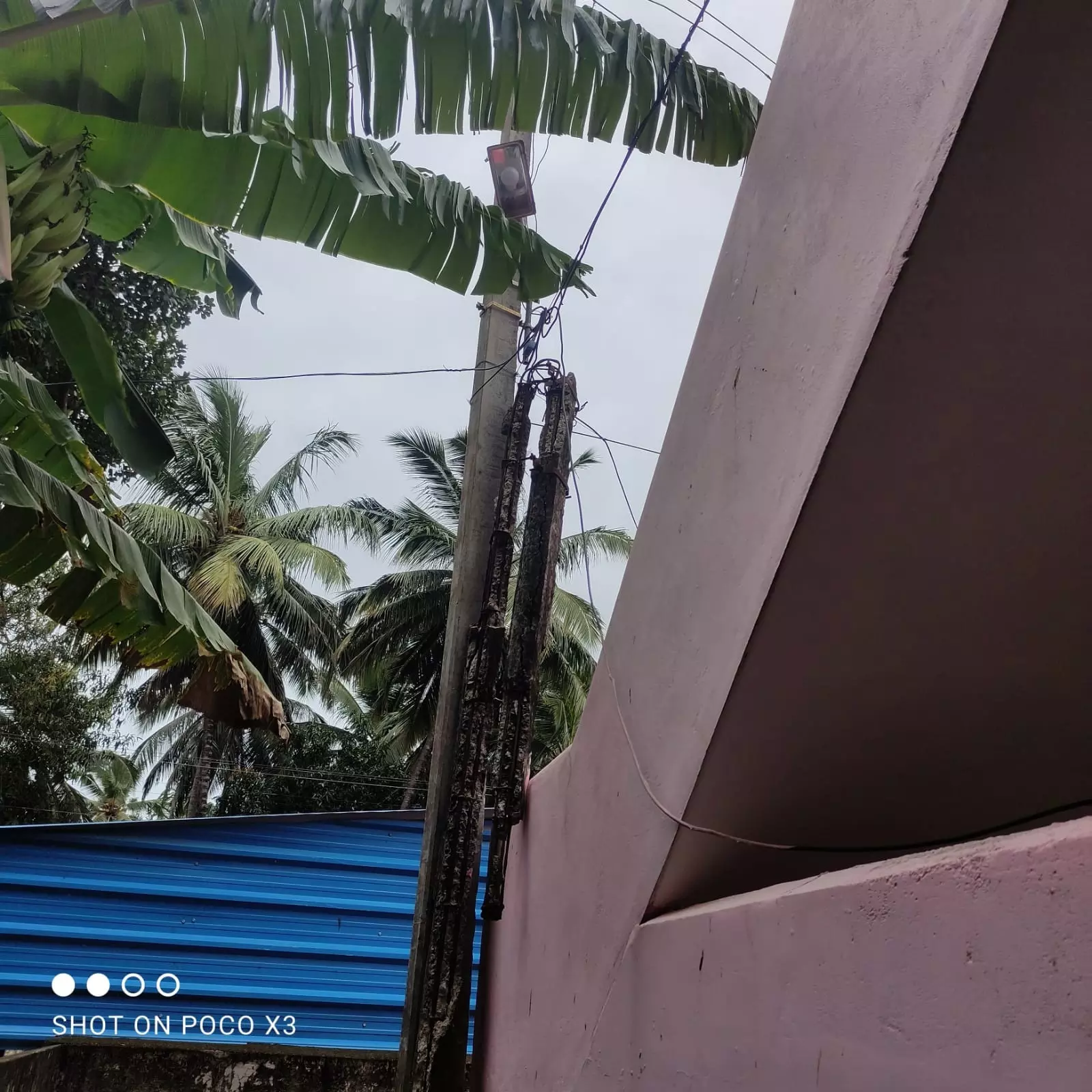 மின்கம்பத்தை அகற்ற வேண்டும்