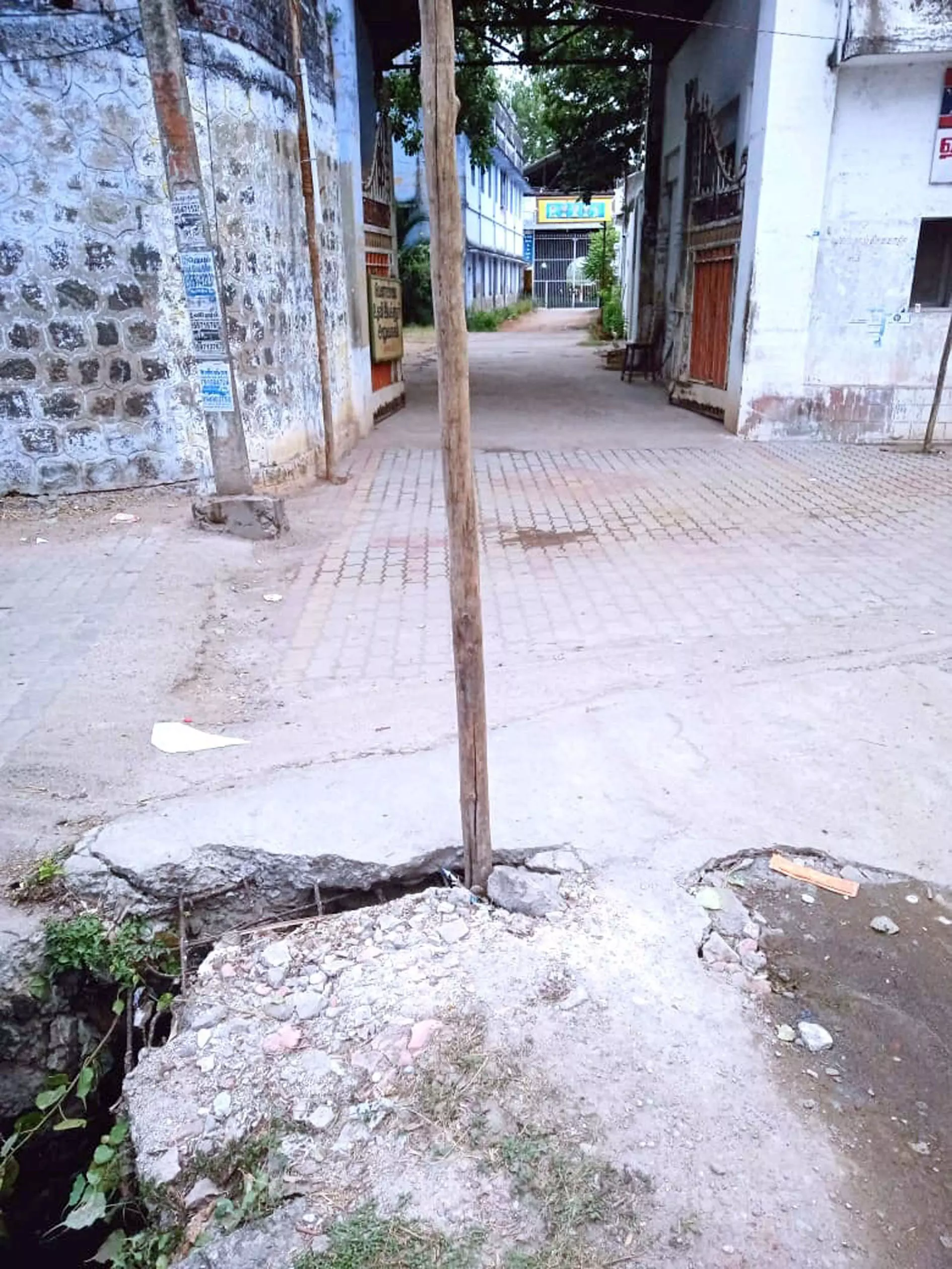 வாறுகால் பாலம் சரிசெய்யப்படுமா?