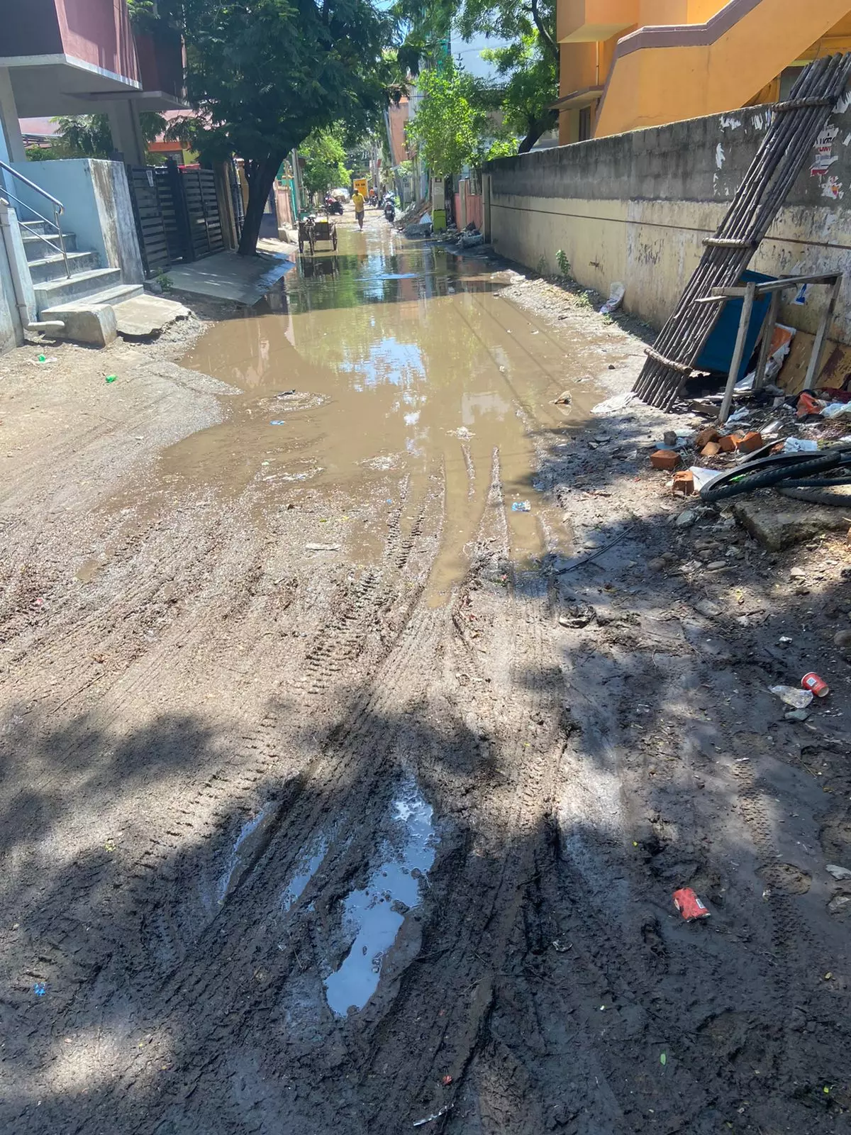 சேறும் சகதியுமான சாலை