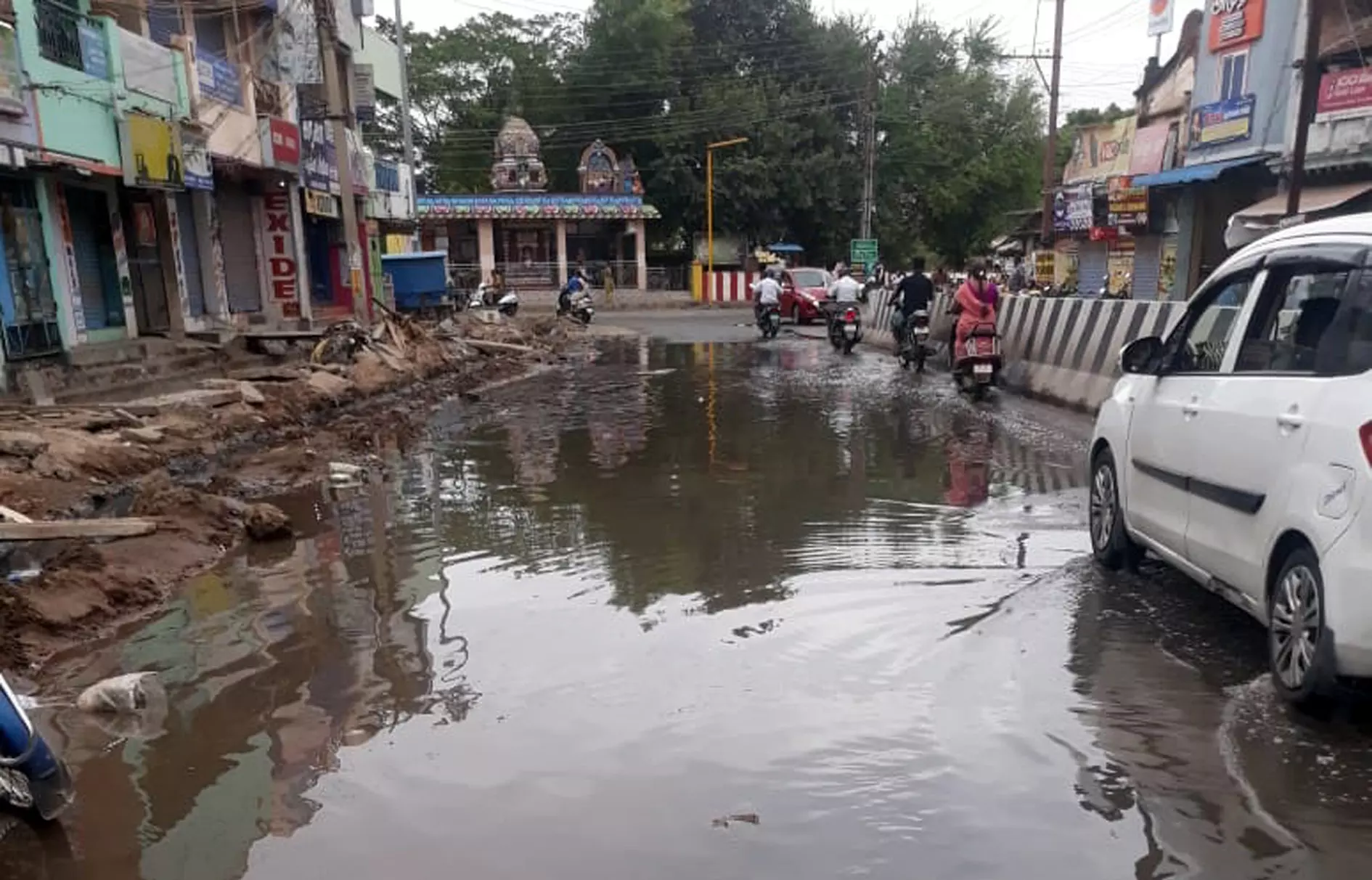 சாலையில் ஓடும் கழிவுநீர்