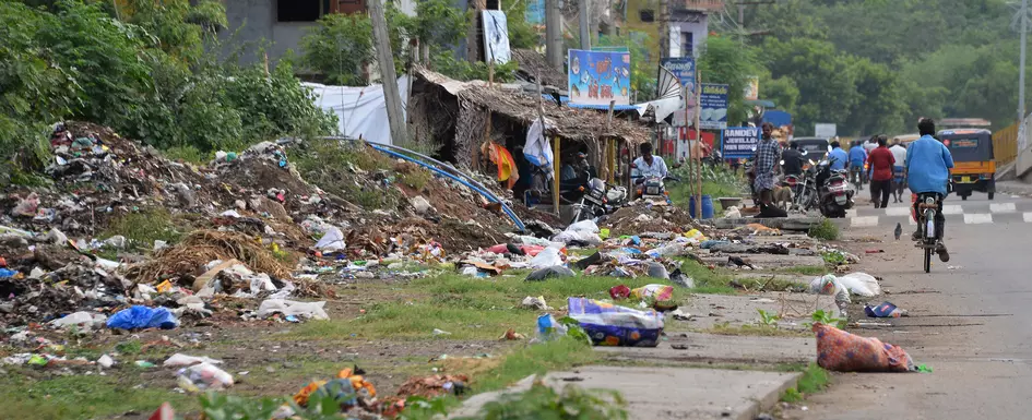 குப்பை கொட்டும் இடமாக மாறும் சதுப்பேரி கரை குப்பை கொட்டும் இடமாக மாறும் சதுப்பேரி கரை