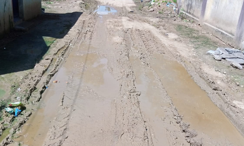 சேறும் சகதியுமான சாலை சேறும் சகதியுமான சாலை