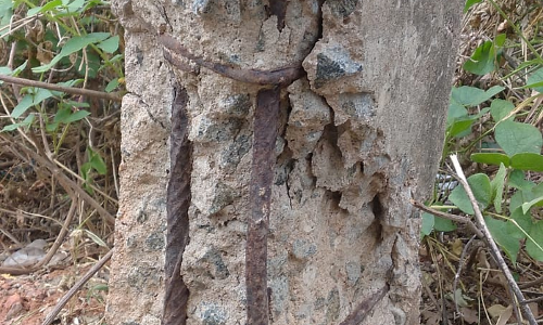 ஆபத்தான மின் கம்பம்