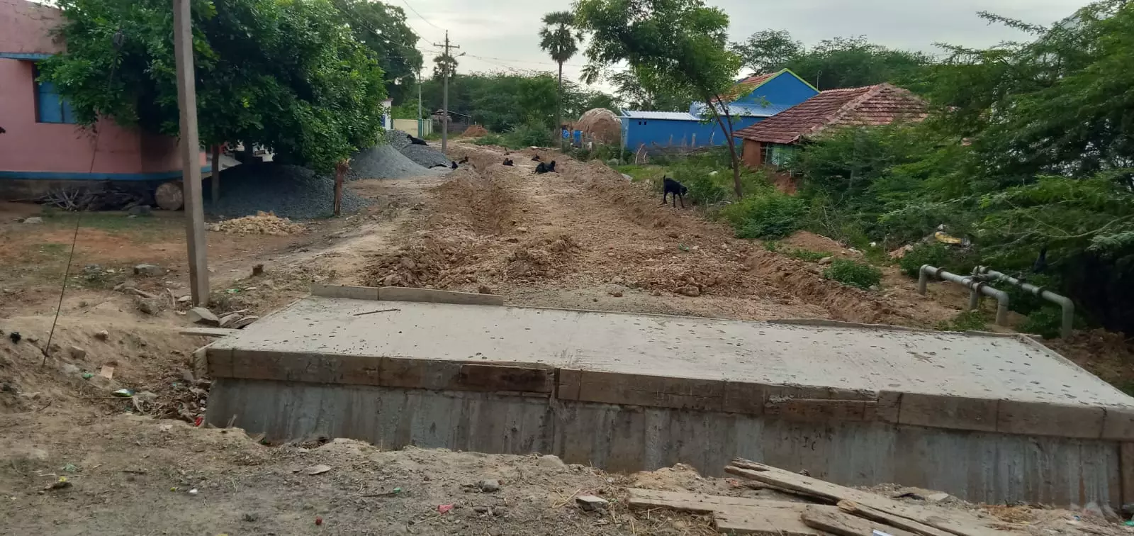 தாமதமாக நடக்கும் பாலம் கட்டும் பணி