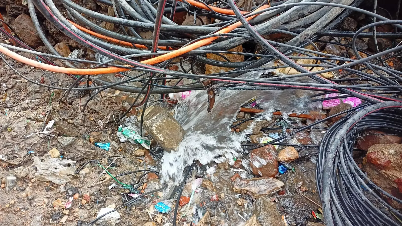 குழாயில் உடைப்பு