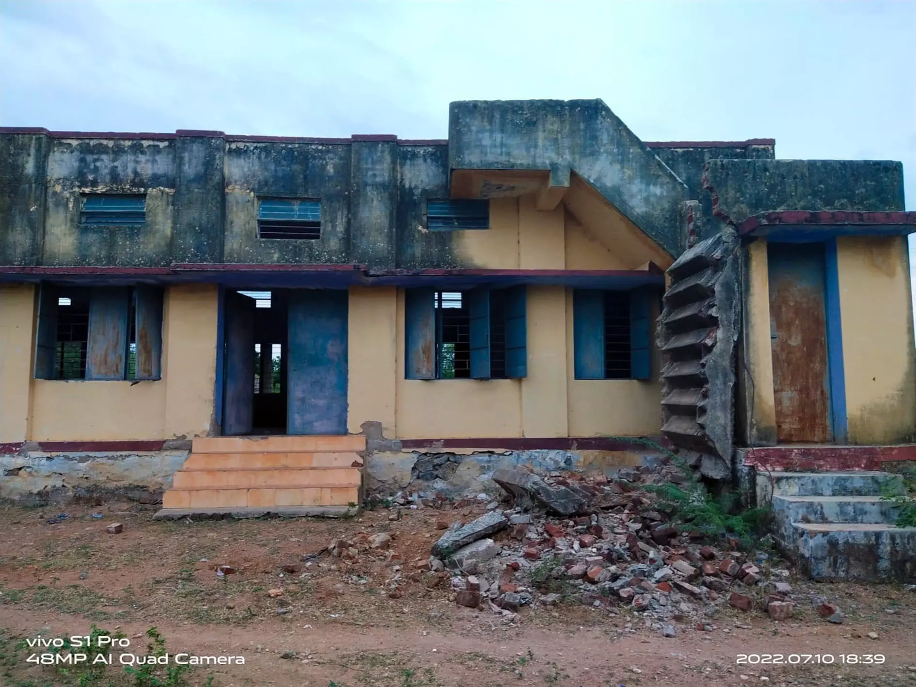 சிதிலமடைந்த சமுதாய நலக்கூடம் சிதிலமடைந்த சமுதாய நலக்கூடம்