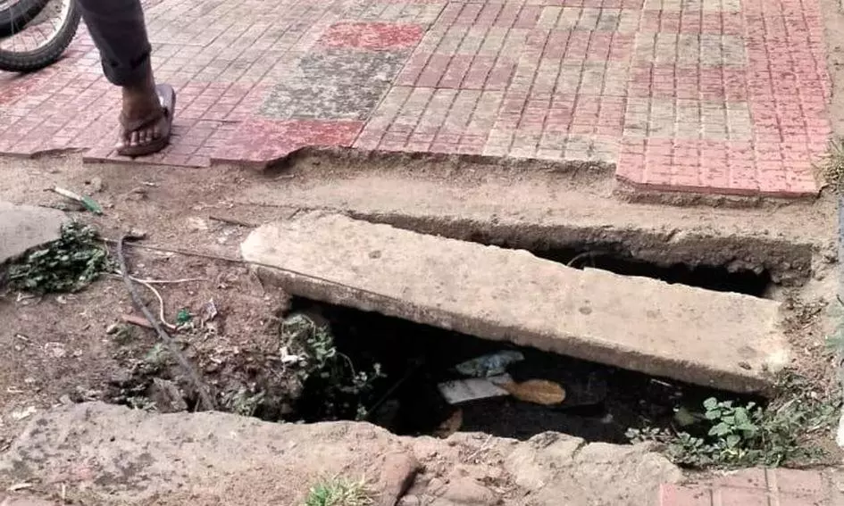 நடைபாதையில் பள்ளம் நடைபாதையில் பள்ளம்