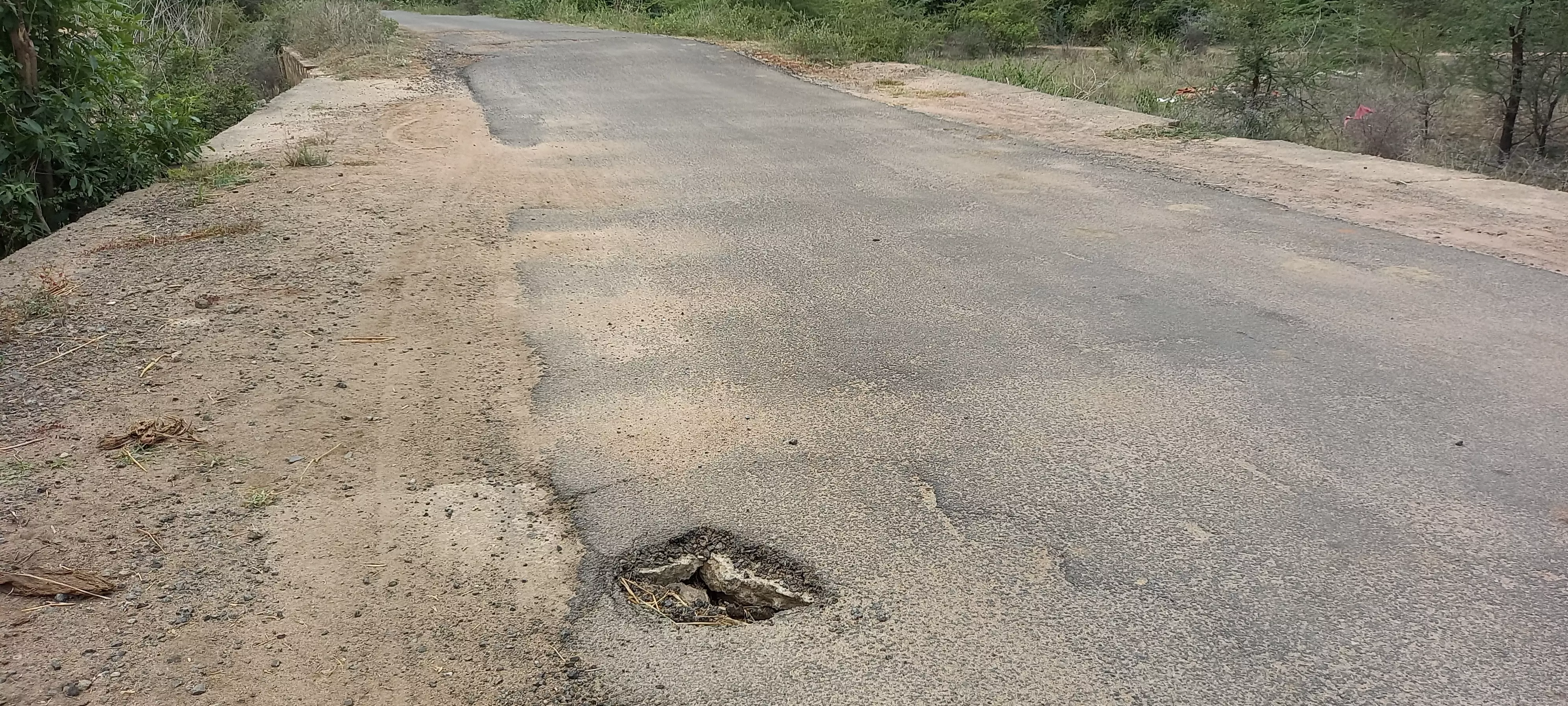 சிதிலமடைந்து வரும் பாலம்