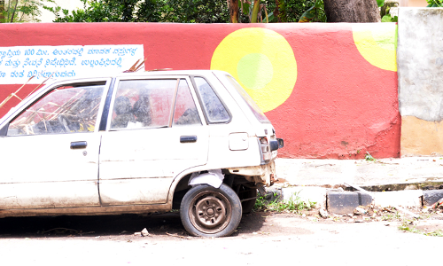 பழுதடைந்து கிடக்கும் கார் அகற்றப்படுமா?
