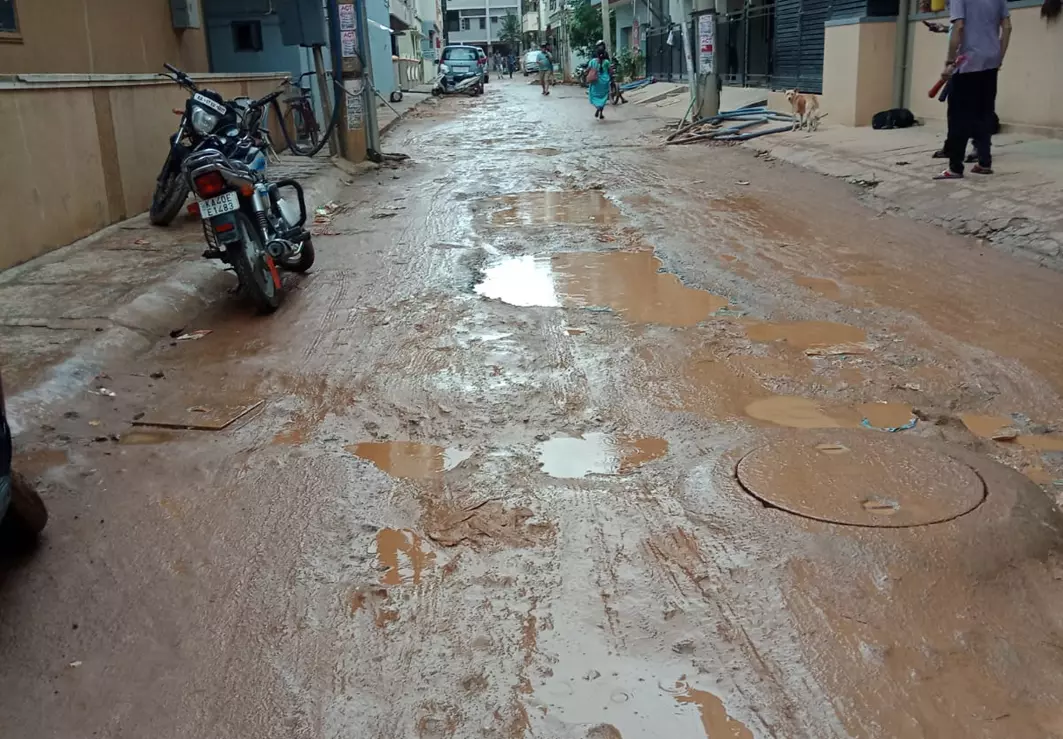 சேறும், சகதியுமாக காட்சி அளிக்கும் சாலை